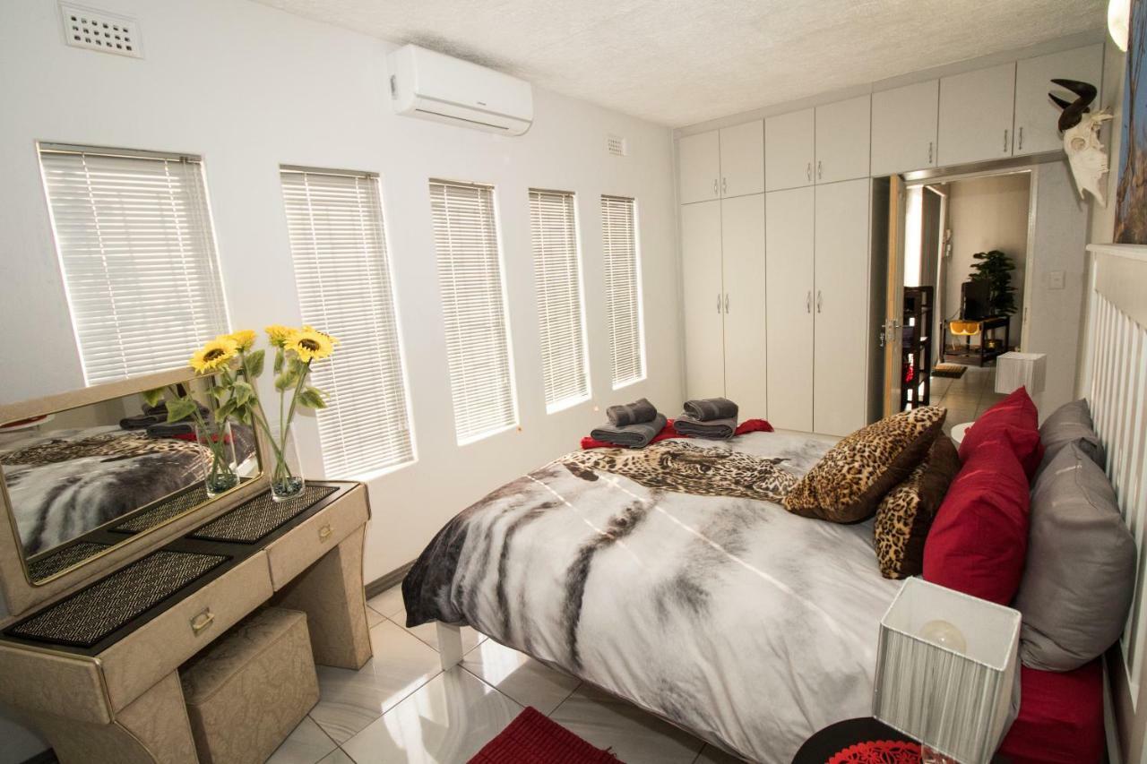 John-Lou'S One-Bedroom Apartment Windhoek Exterior photo